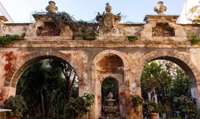 Bari: scaloni decorati, colonne doriche, un raro giardino pensile. Sono i tesori di Palazzo Gironda